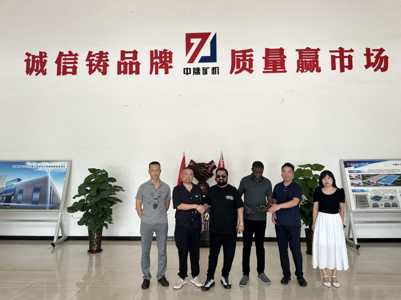 Welcoming customers from Ghana to visit our factory